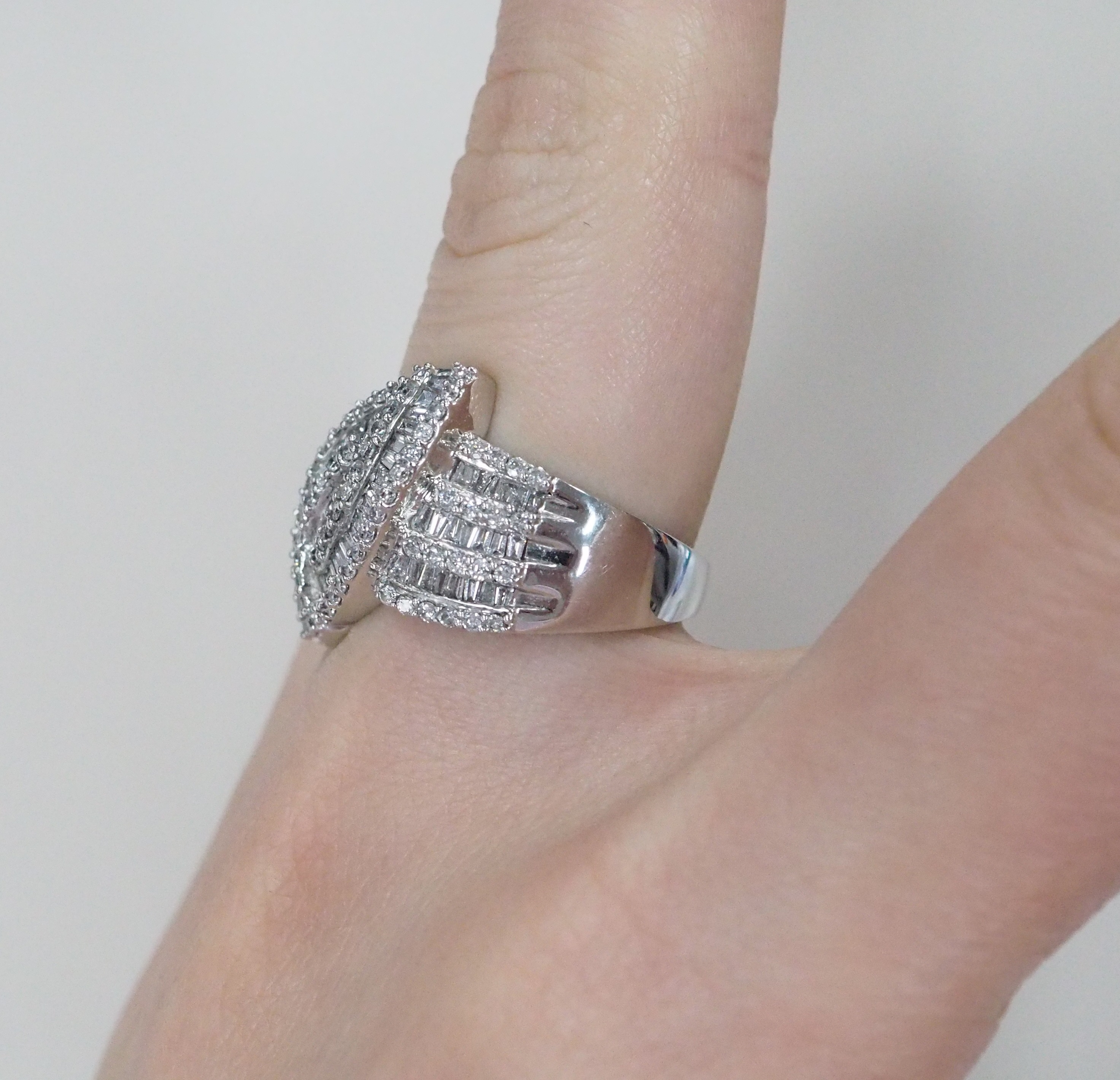 Кольцо из белого золота с бриллиантами